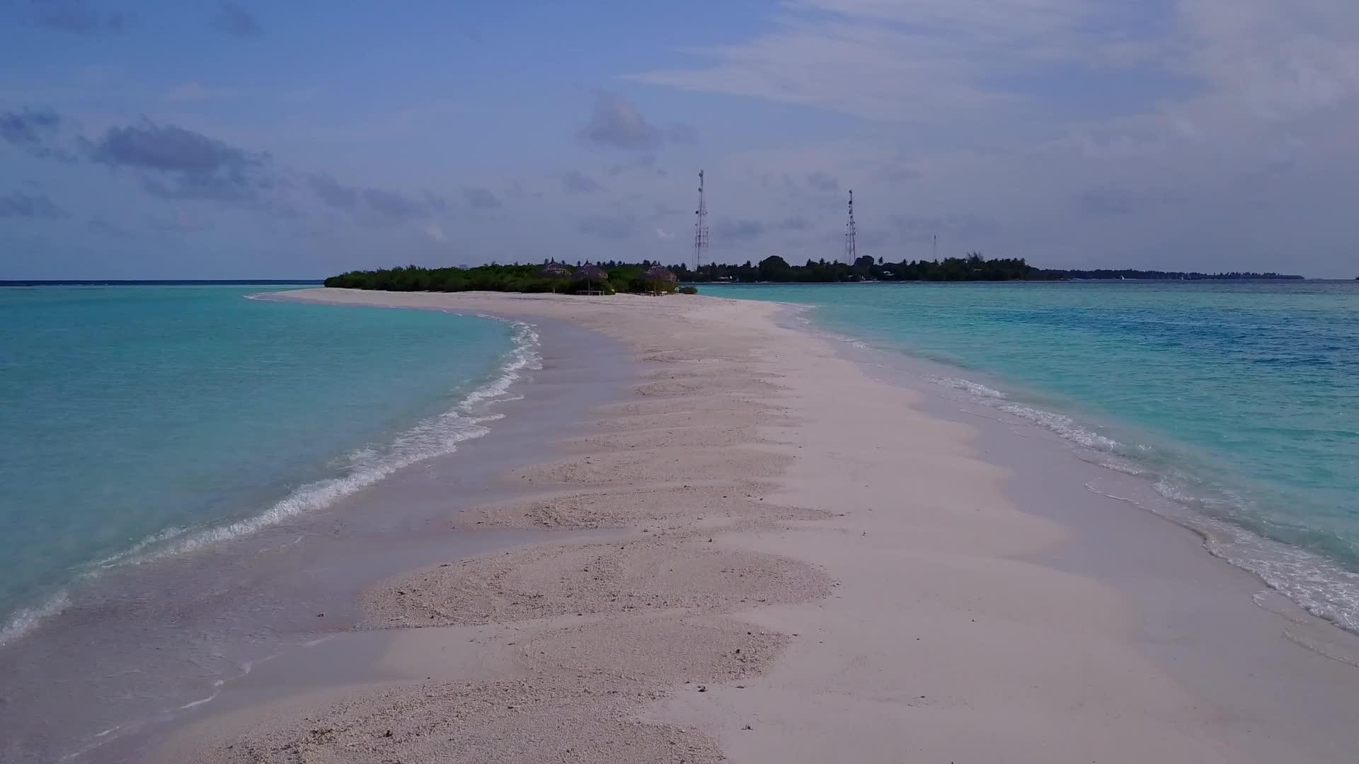 以白色海滩背景的蓝色海洋为例在空中进行热带海岸线海滩假日视频的预览图