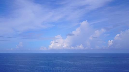 豪华海岸海滩沿海航行的海景是由蓝色水流与浅沙背景视频的预览图
