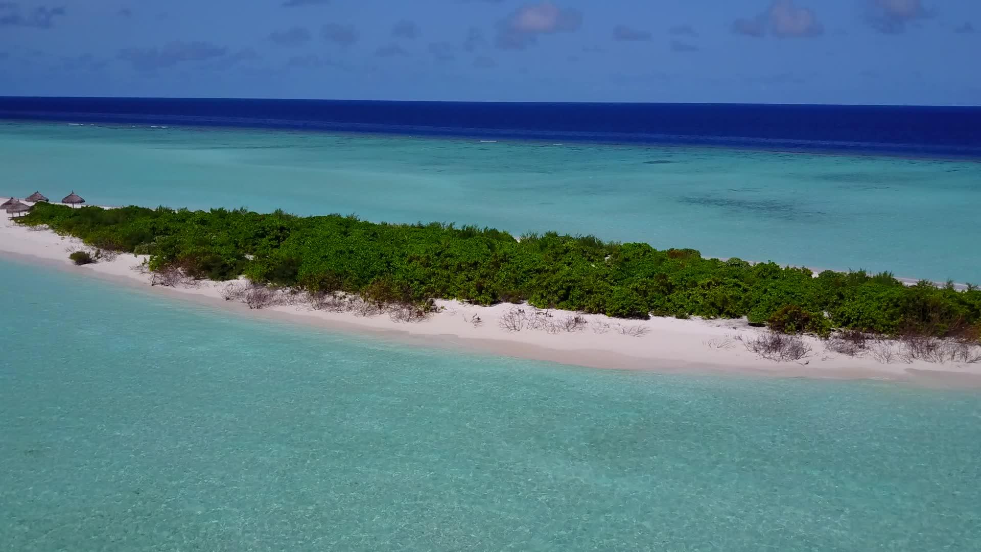 在蓝绿色的海洋和白沙的背景下有一个安静的海岸线和海滩时间视频的预览图