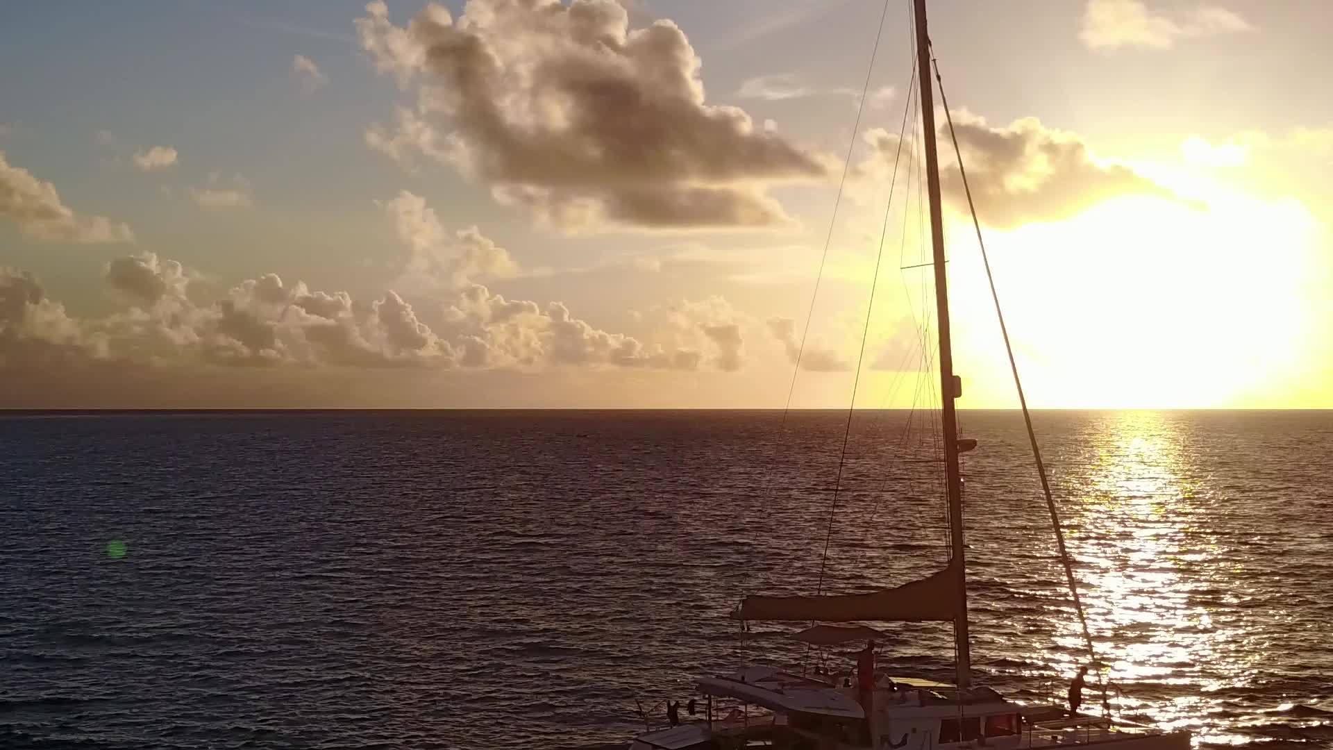 蓝环礁湖和白色海滩背景海湾海滩探险空中无人驾驶飞机视频的预览图