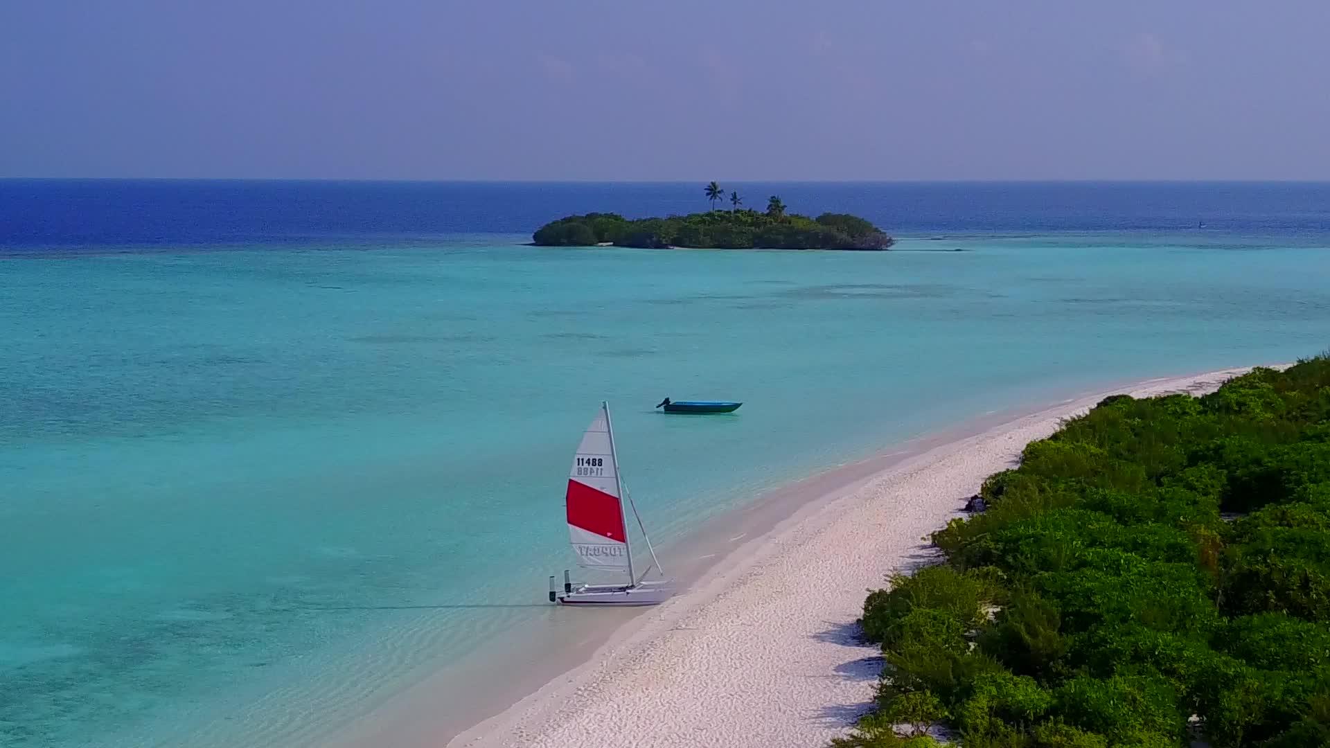 白沙背景蓝色绿色海洋田园诗般的度假海滩度假空中景观视频的预览图