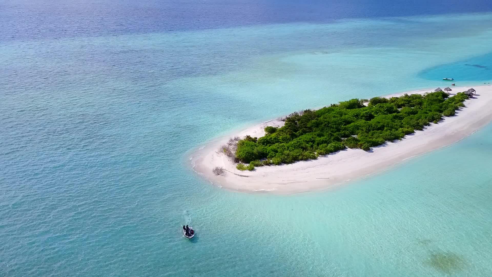 白沙背景水蓝水安静旅游海滩空中无人机全景视频的预览图