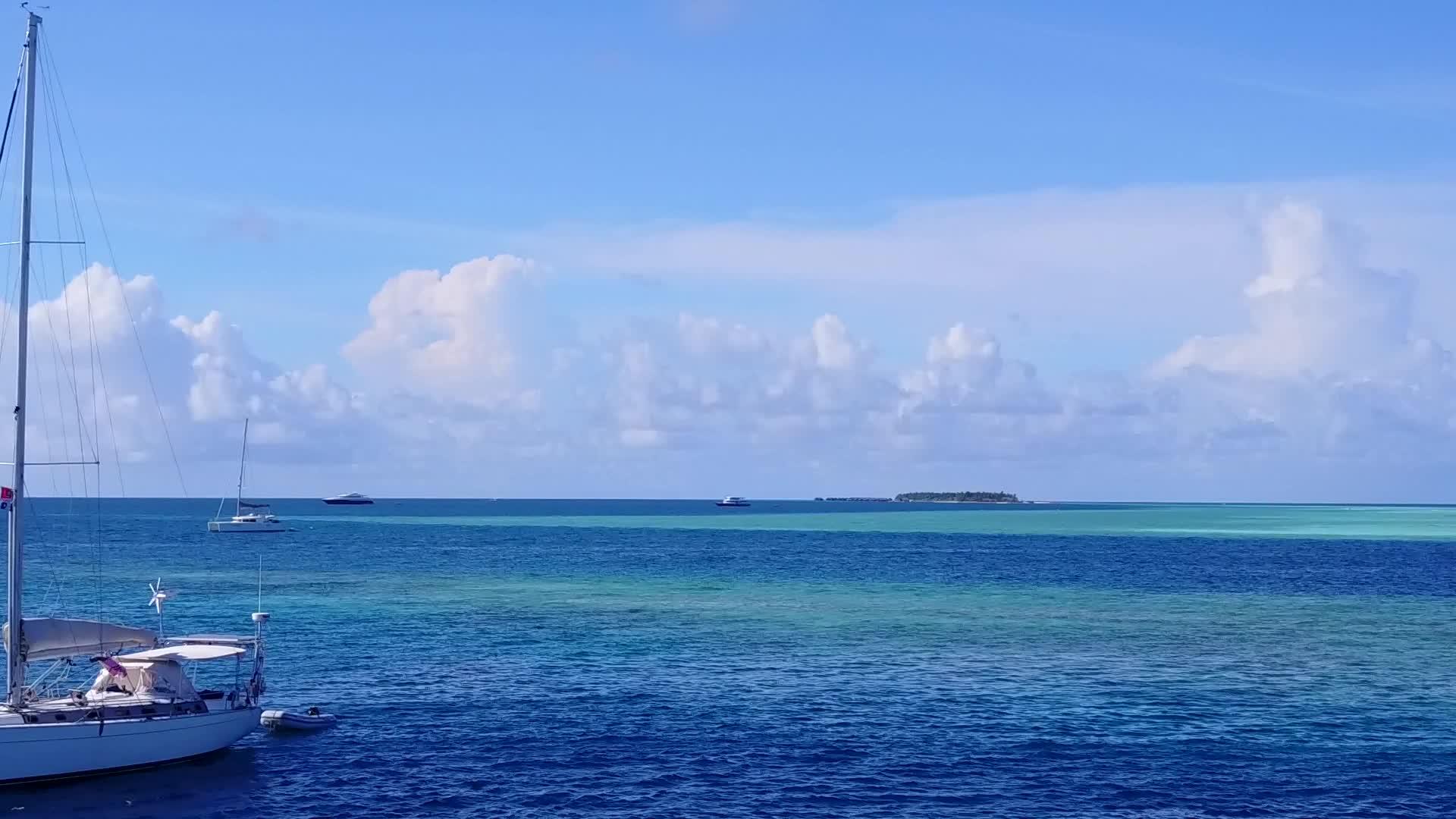 天堂海岸海滩航行由绿宝石环礁湖和白沙背景组成视频的预览图