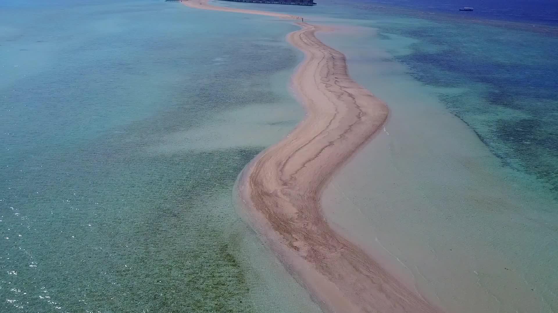 海洋环礁湖海滩沿着蓝海和白沙的背景视频的预览图