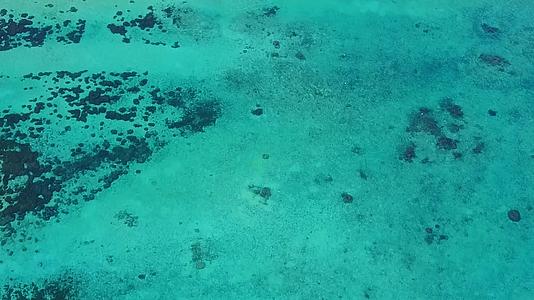 以蓝海和浅沙为例豪华旅游海滩生活方式视频的预览图