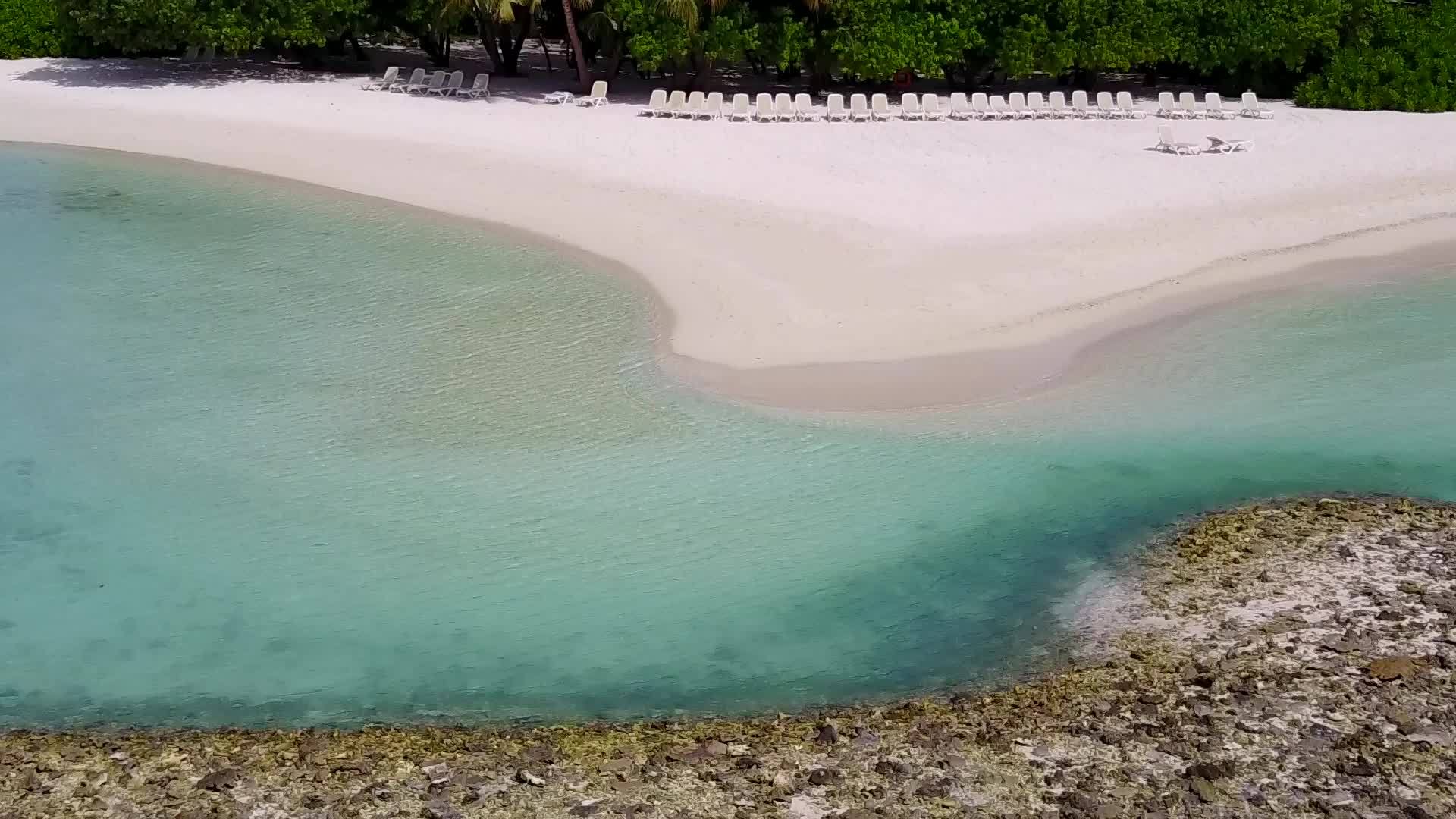 天堂海滩假日海滩的平台是透明的白色沙底背景视频的预览图
