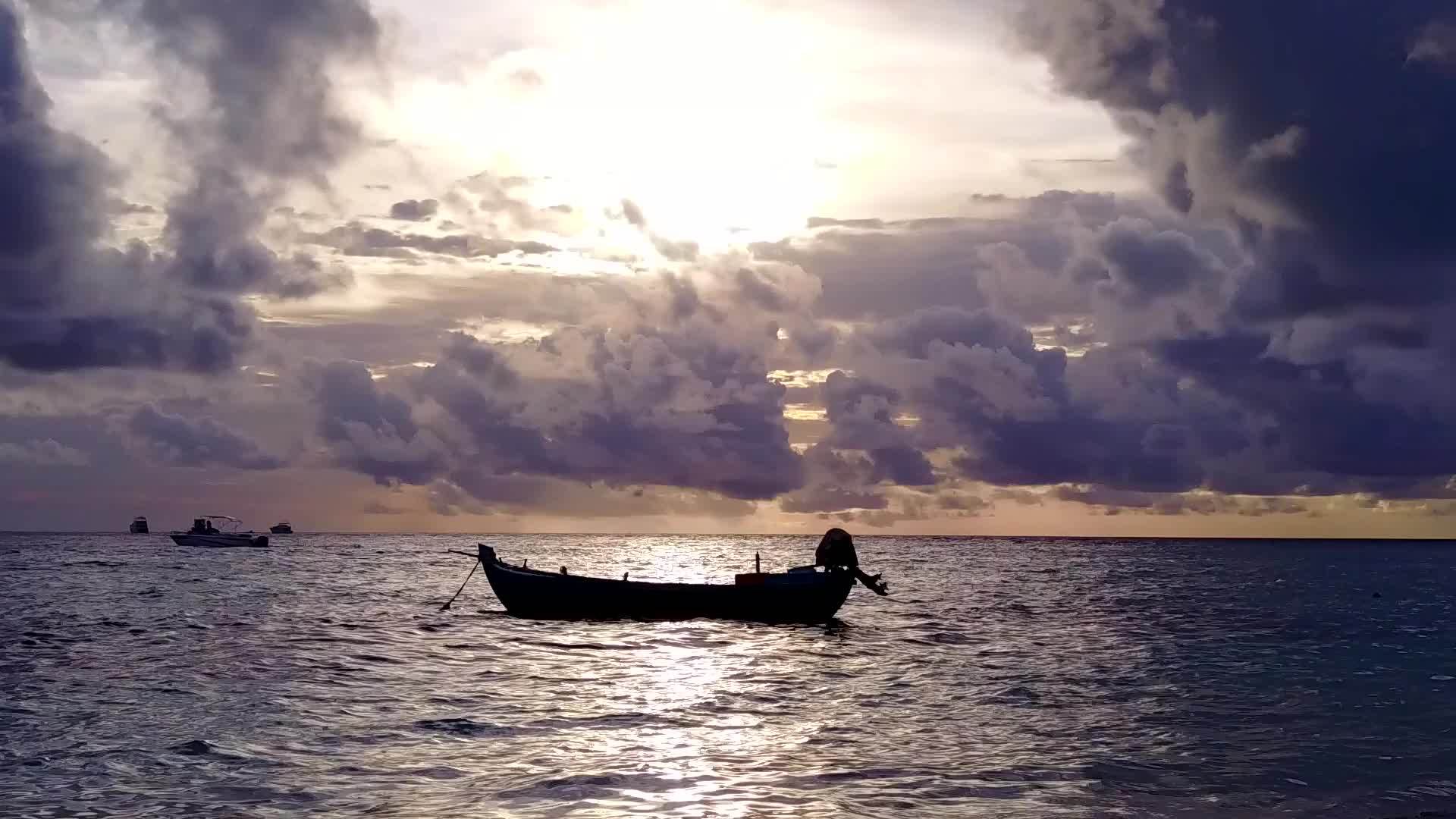 以浅海和白色沙滩为例视频的预览图