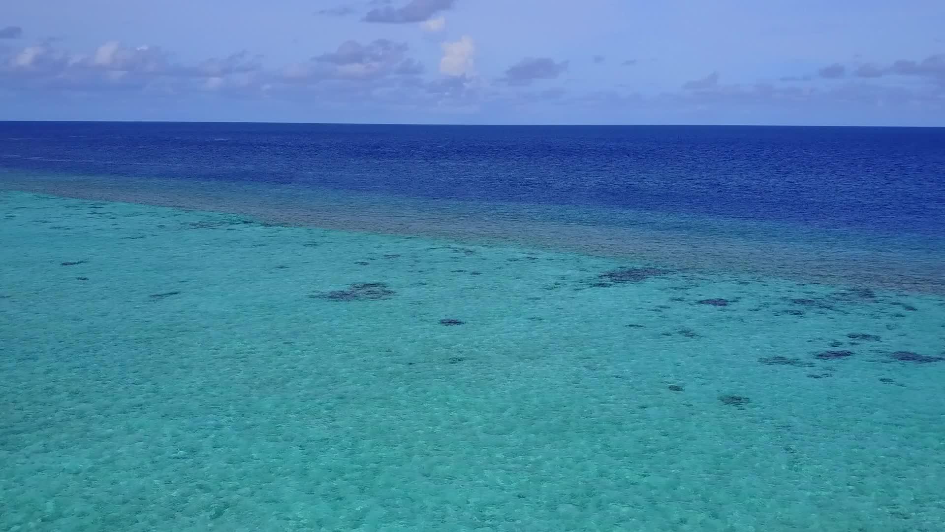 宁湾海滩探险飞行以蓝水和白色沙尘为背景无人驾驶视频的预览图