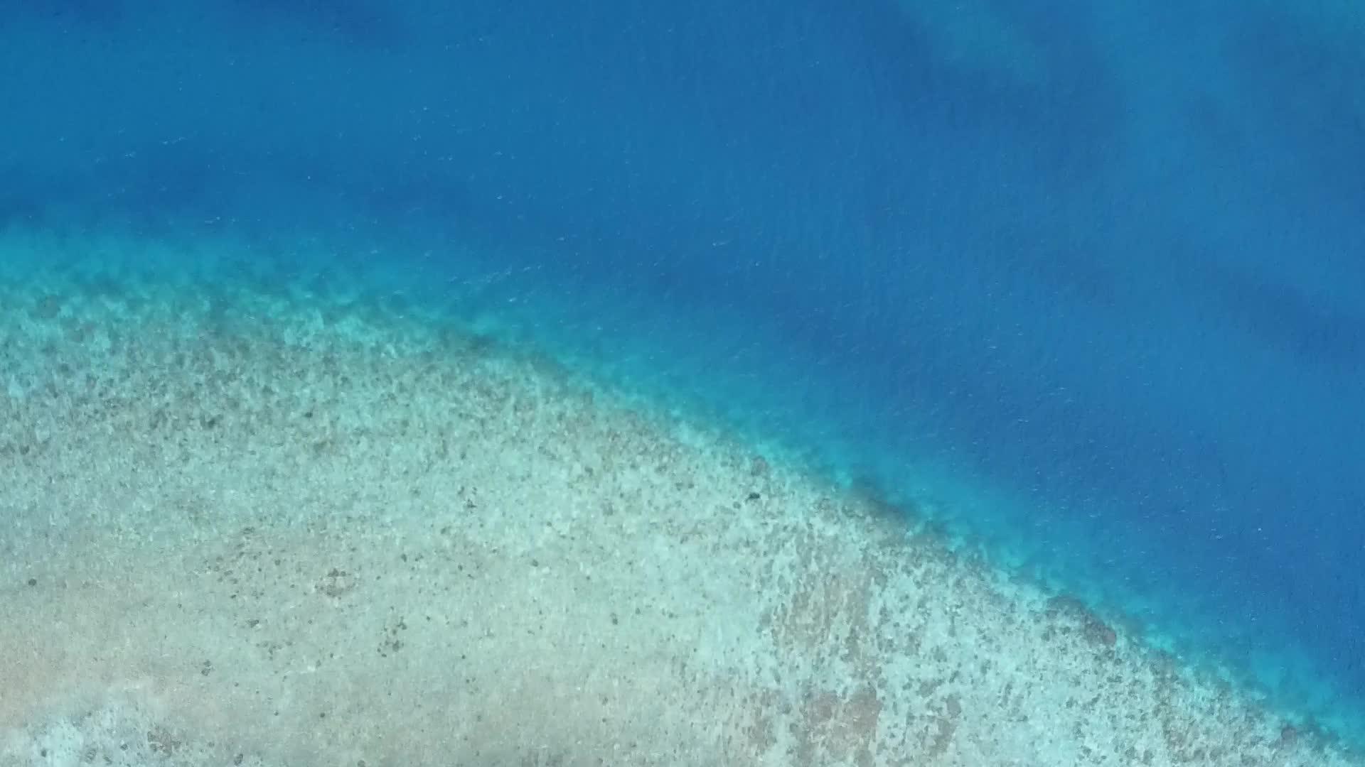白沙背景蓝色泻湖豪华海景海滩导航空中无人机性质视频的预览图