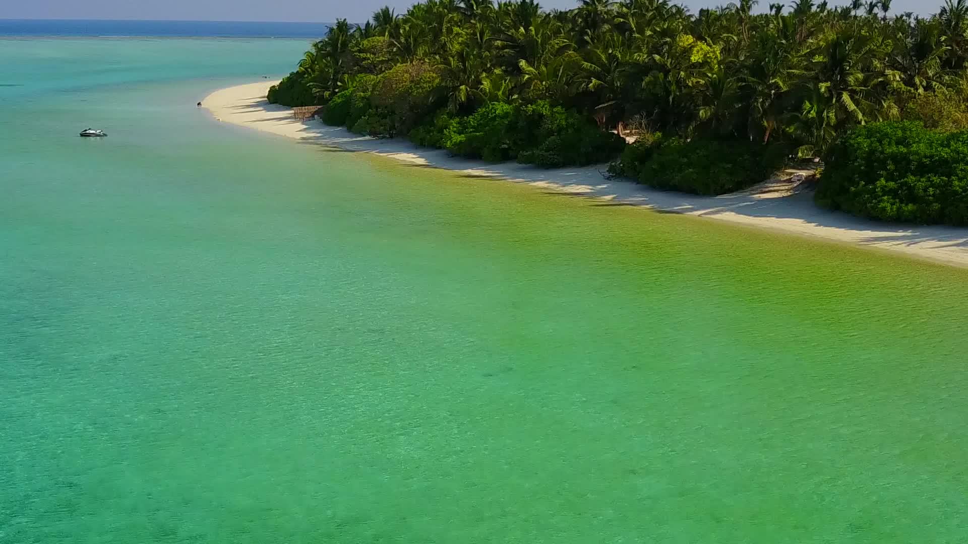 无人驾驶飞机在热带湾湾海滩探险旅行从绿色海洋和白沙视频的预览图