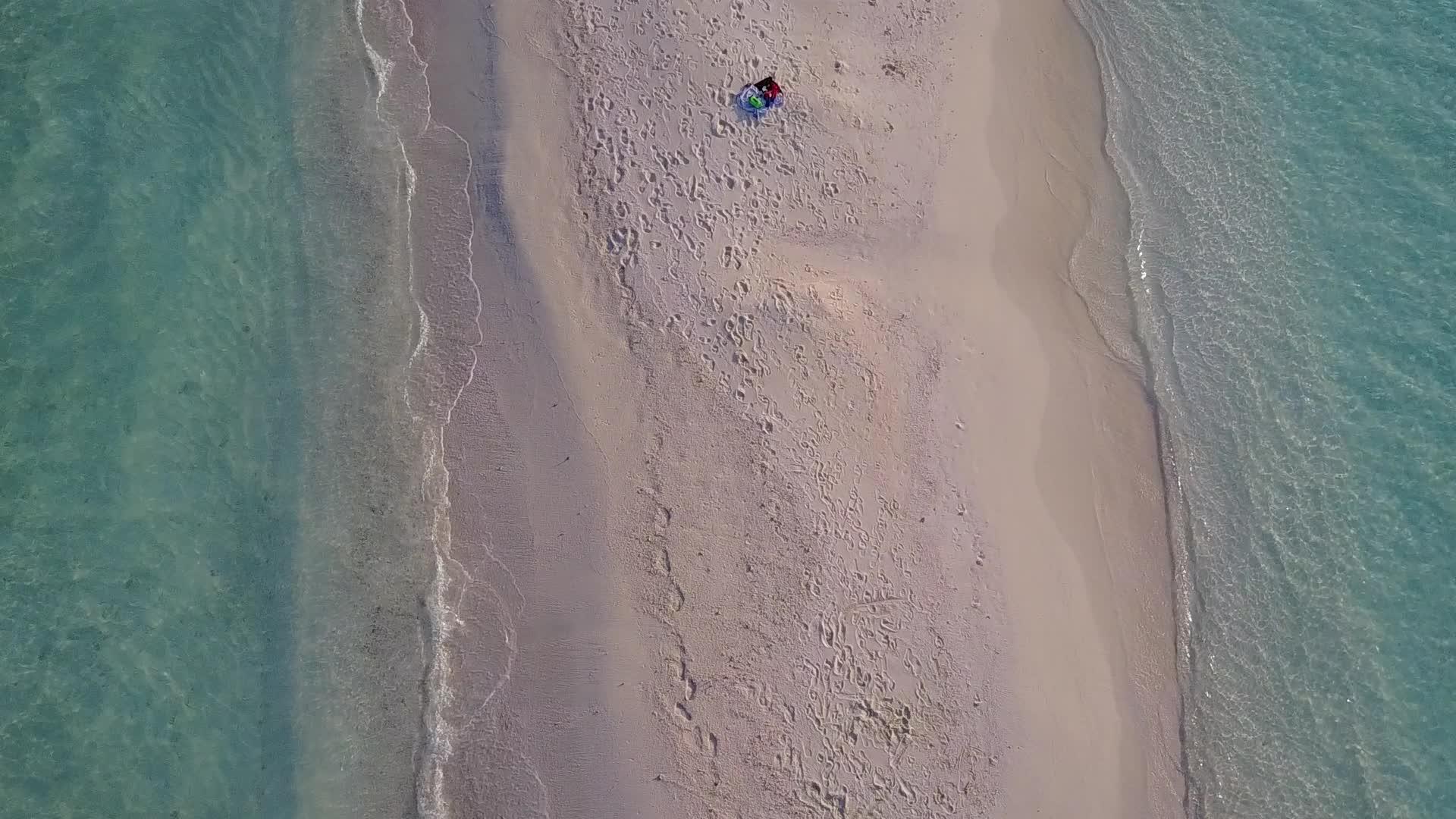 白色沙底蓝色环礁湖航行的海滨海滩飞行具有性质视频的预览图