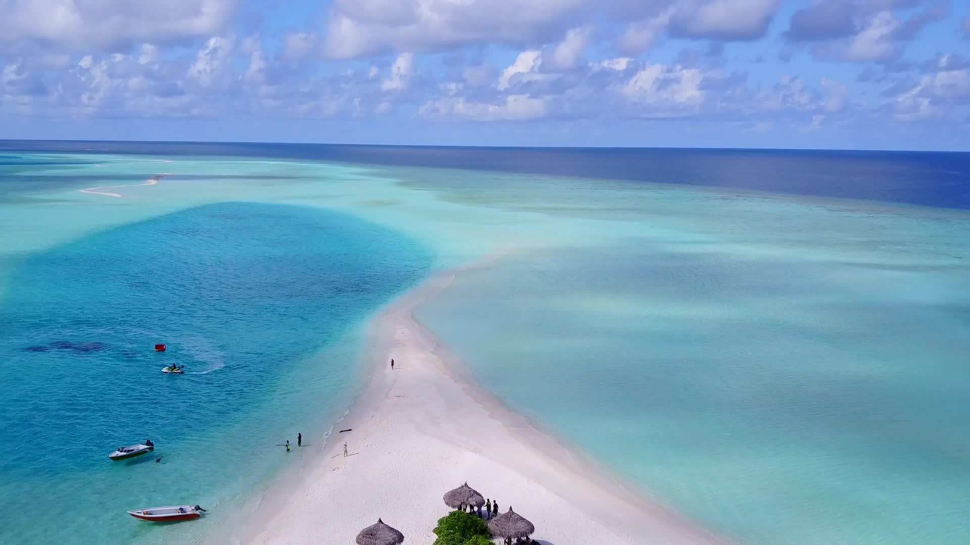 热带海滩度假蓝海和白沙背景热带海风无人驾驶飞机视频的预览图