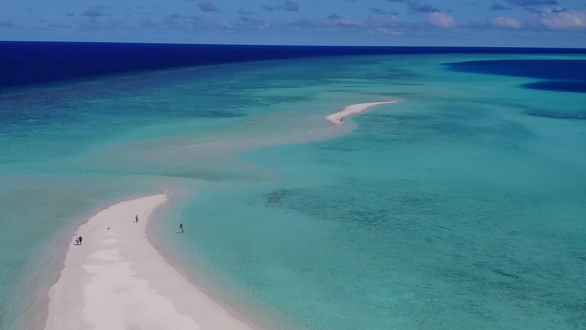 热带海岸海滩度假空中旅行海和白色海滩背景明亮的大海视频的预览图