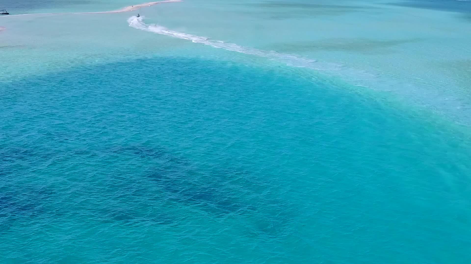 蓝色海滨环礁湖水生蓝泻湖放松海岸海滩冒险视频的预览图
