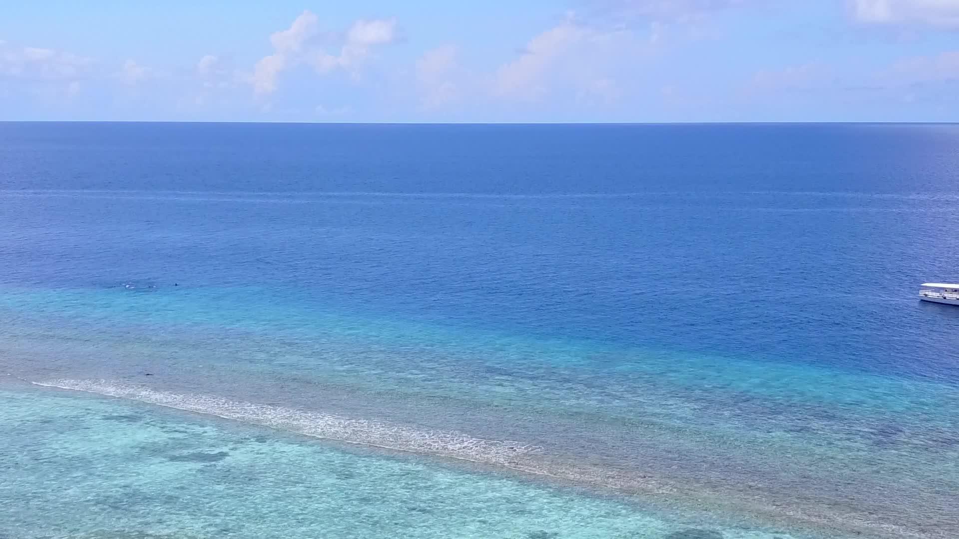 在浅海和白沙的背景下天堂旅游海滩度假视频的预览图