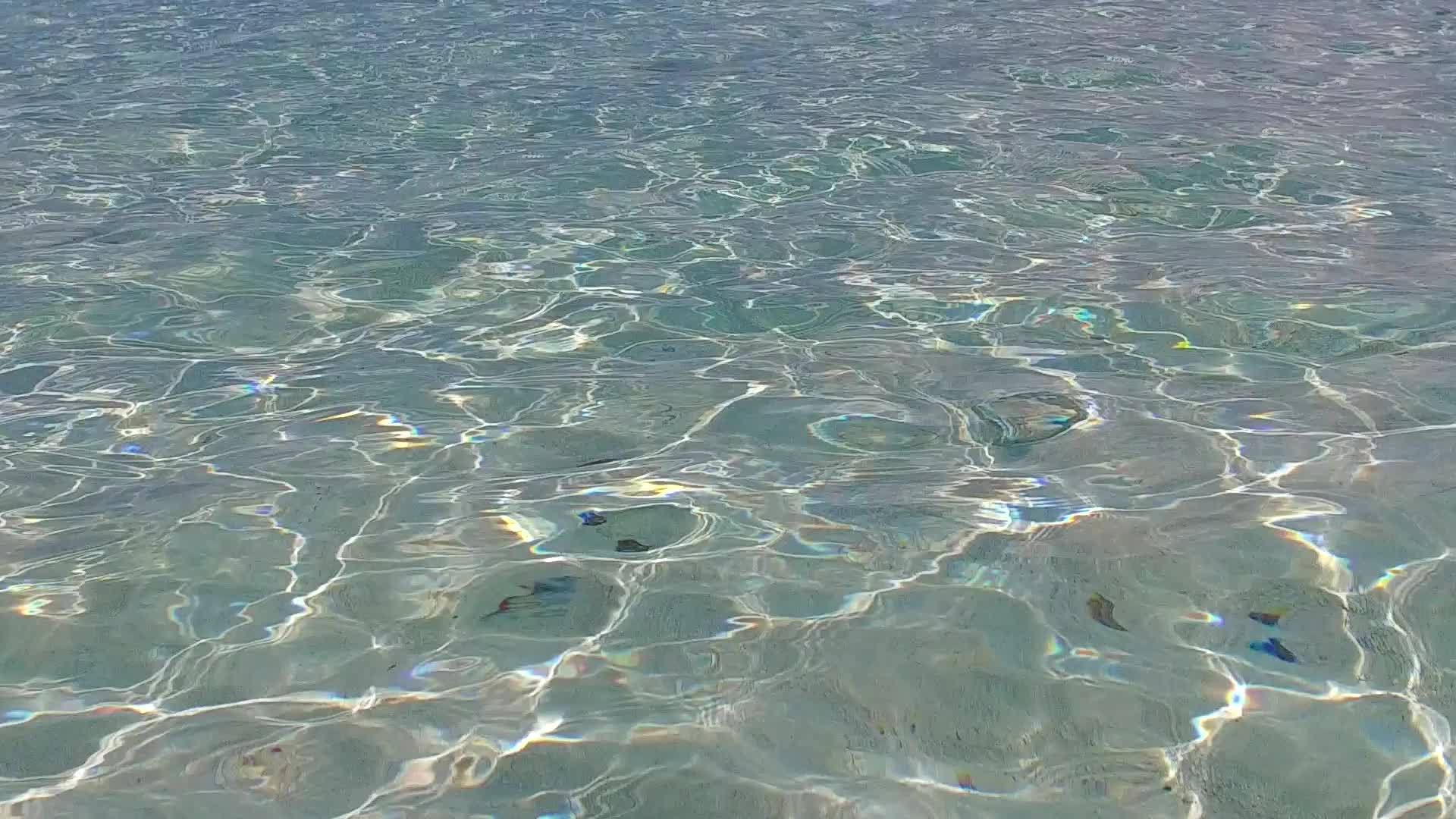 以蓝水和白沙为背景的天堂海滩在空中休息视频的预览图