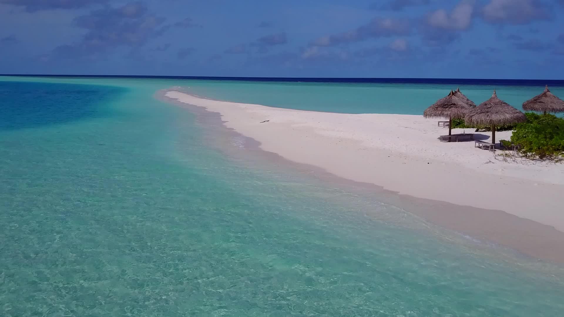 蓝绿色的水和白色的沙子背景下美丽的海湾海滩生活方式的无人机纹理视频的预览图