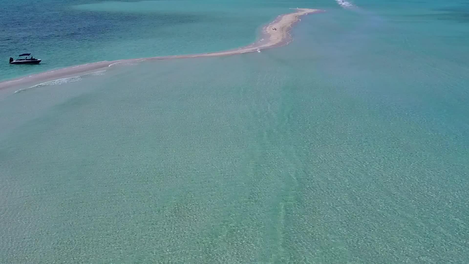 空中无人驾驶飞机在蓝色海洋和白色沙子的蓝色背景下放松视频的预览图