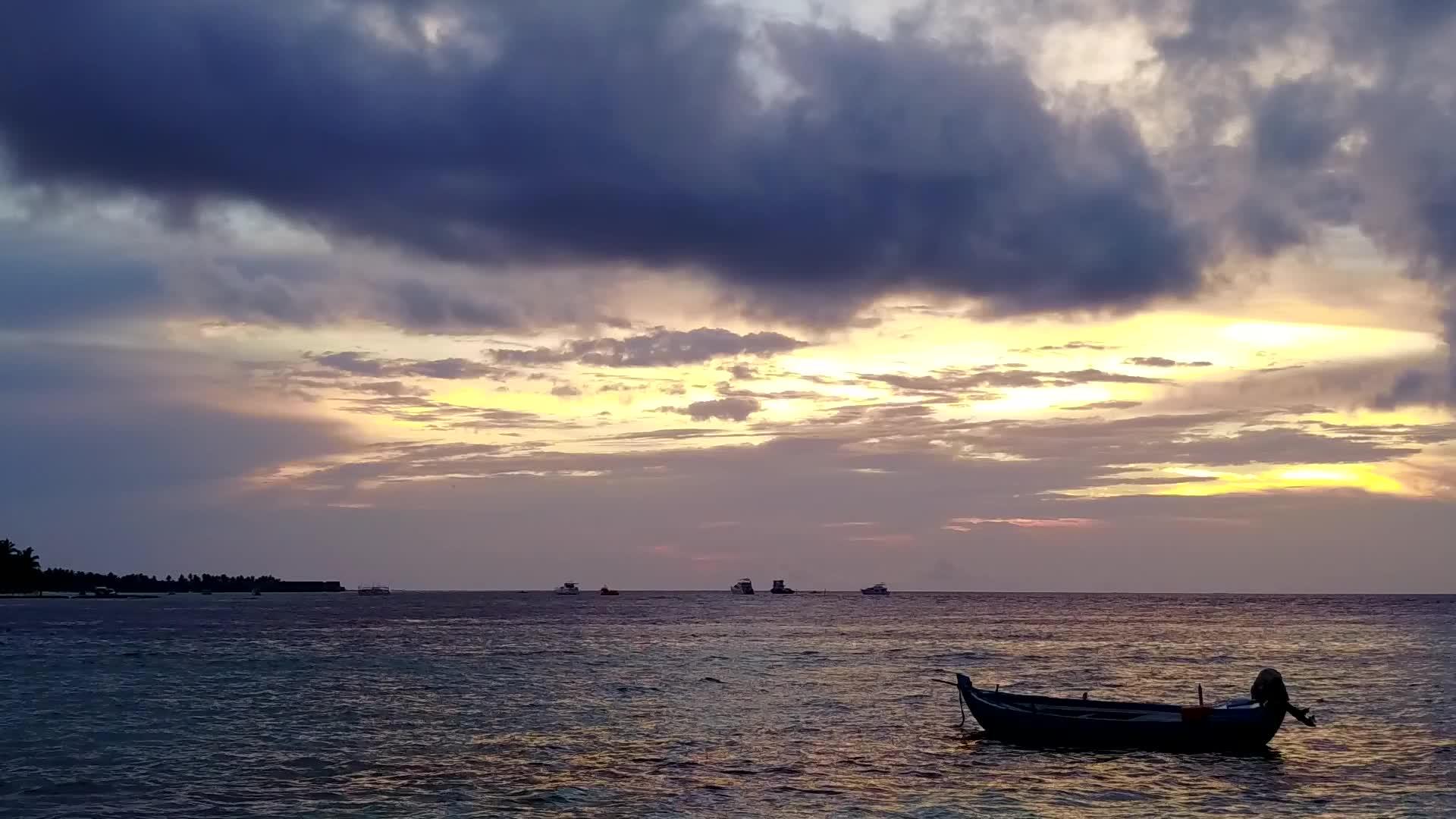 白沙背景蓝水放松岛海滩之旅视频的预览图
