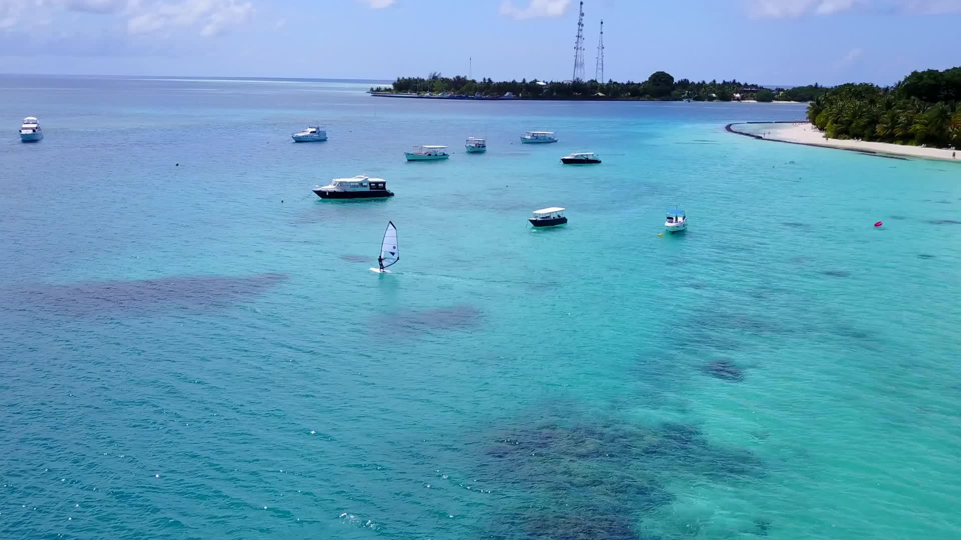 白沙背景蓝绿色海洋海岸线海滩航行空气景观视频的预览图