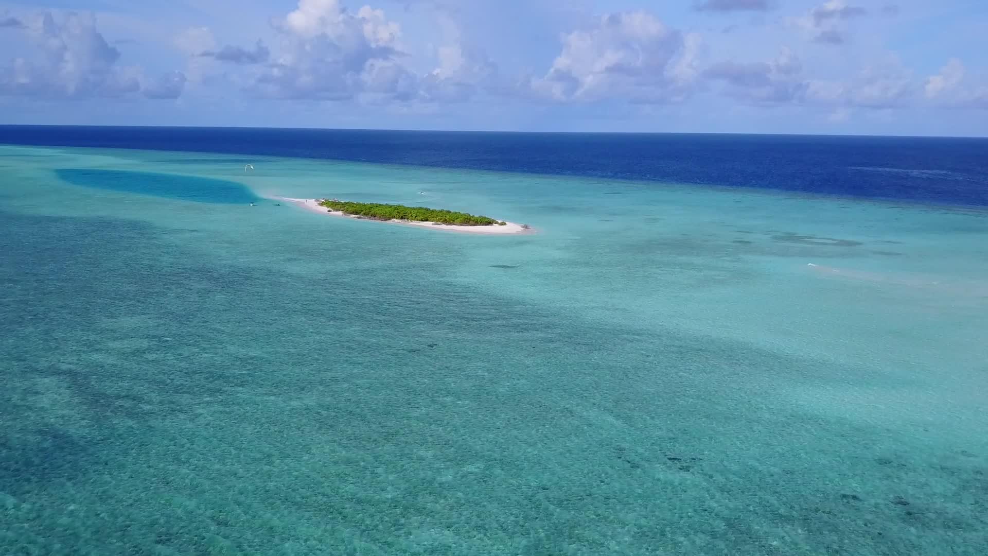 白沙背景蓝绿海热带海滩冒险空中无人机纹理视频的预览图