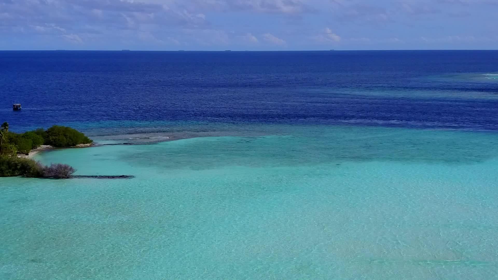 沿海海滩航行的无人机全景浅海有明亮的沙色背景视频的预览图