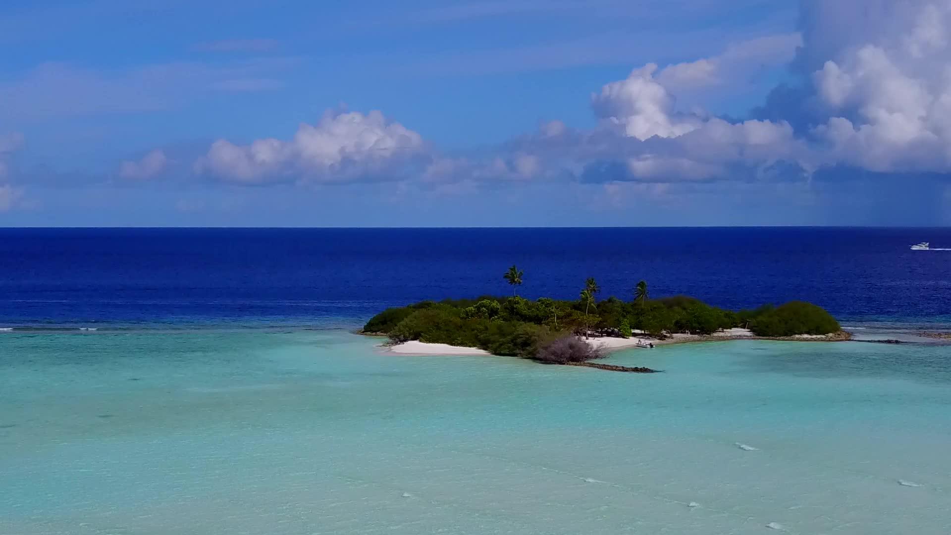 在美丽的海滩度假景色中白沙底部的绿松石环礁湖正在进行视频的预览图