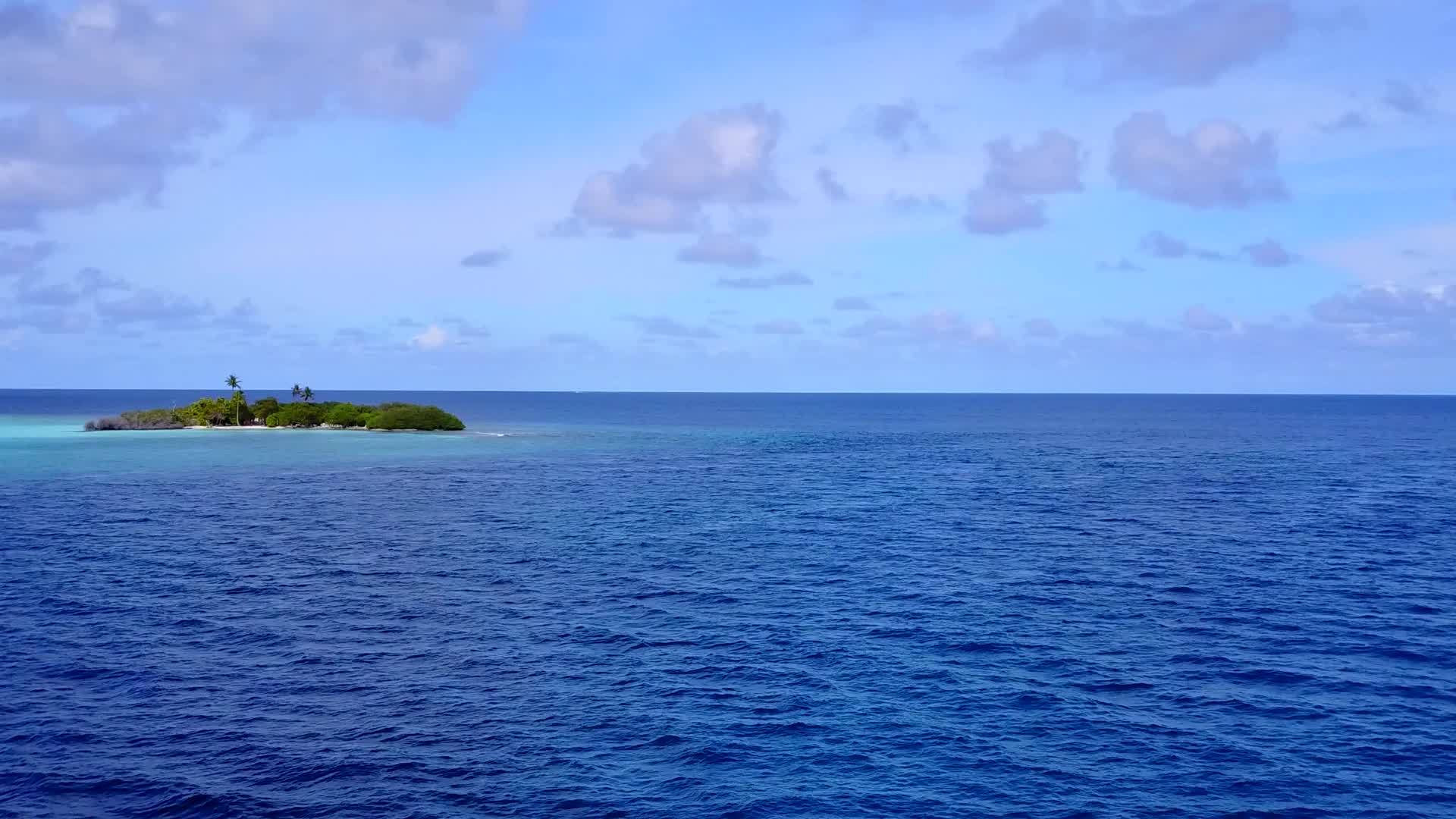 以蓝色环礁湖和浅沙为背景放松海岸线海滩航程的空气性质视频的预览图