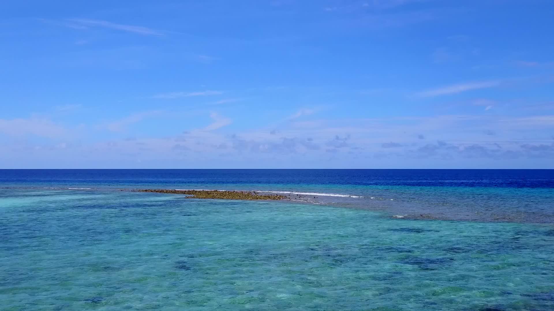 在浅海和白沙的背景下外国岛屿海滩冒险的空中无人机海景视频的预览图
