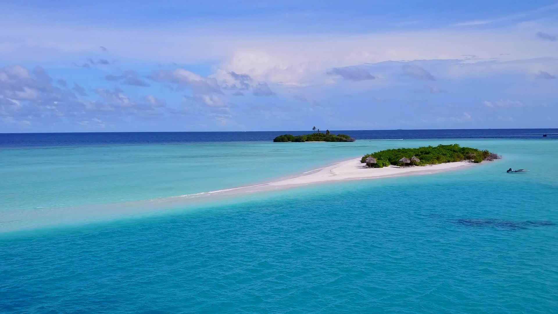 空中无人驾驶以蓝色水和白色沙滩的背景打破天堂海滩视频的预览图