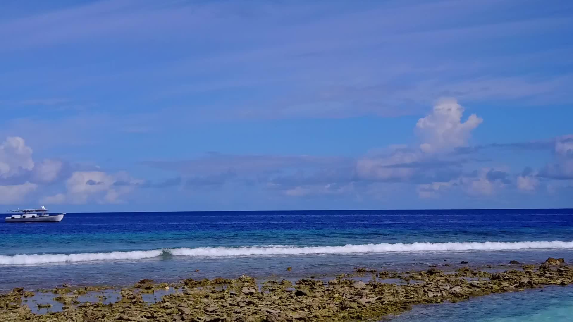 以蓝绿色海洋和白色沙底蓝海为背景放松旅游海滩生活方式的风景视频的预览图