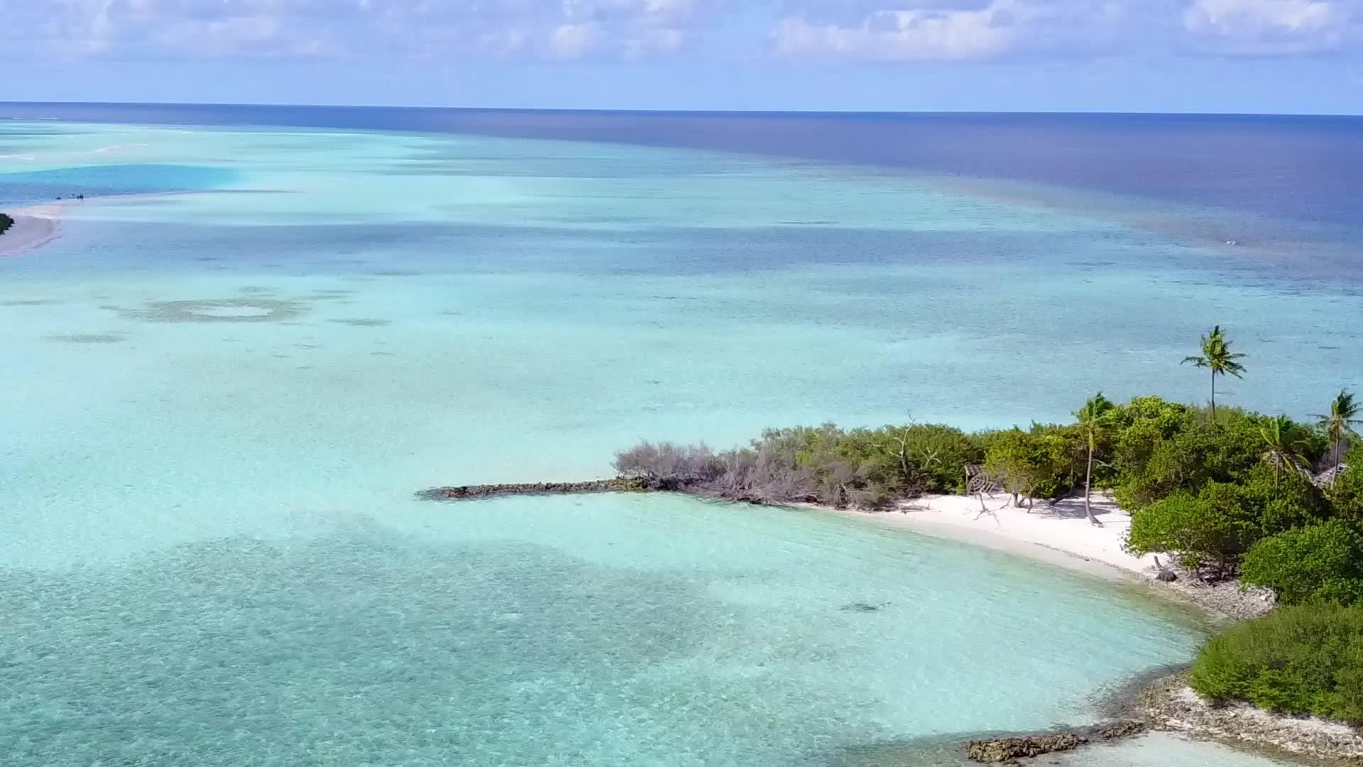 豪华海洋观光海景以蓝水和白色沙尘为背景在海滩上旅行视频的预览图