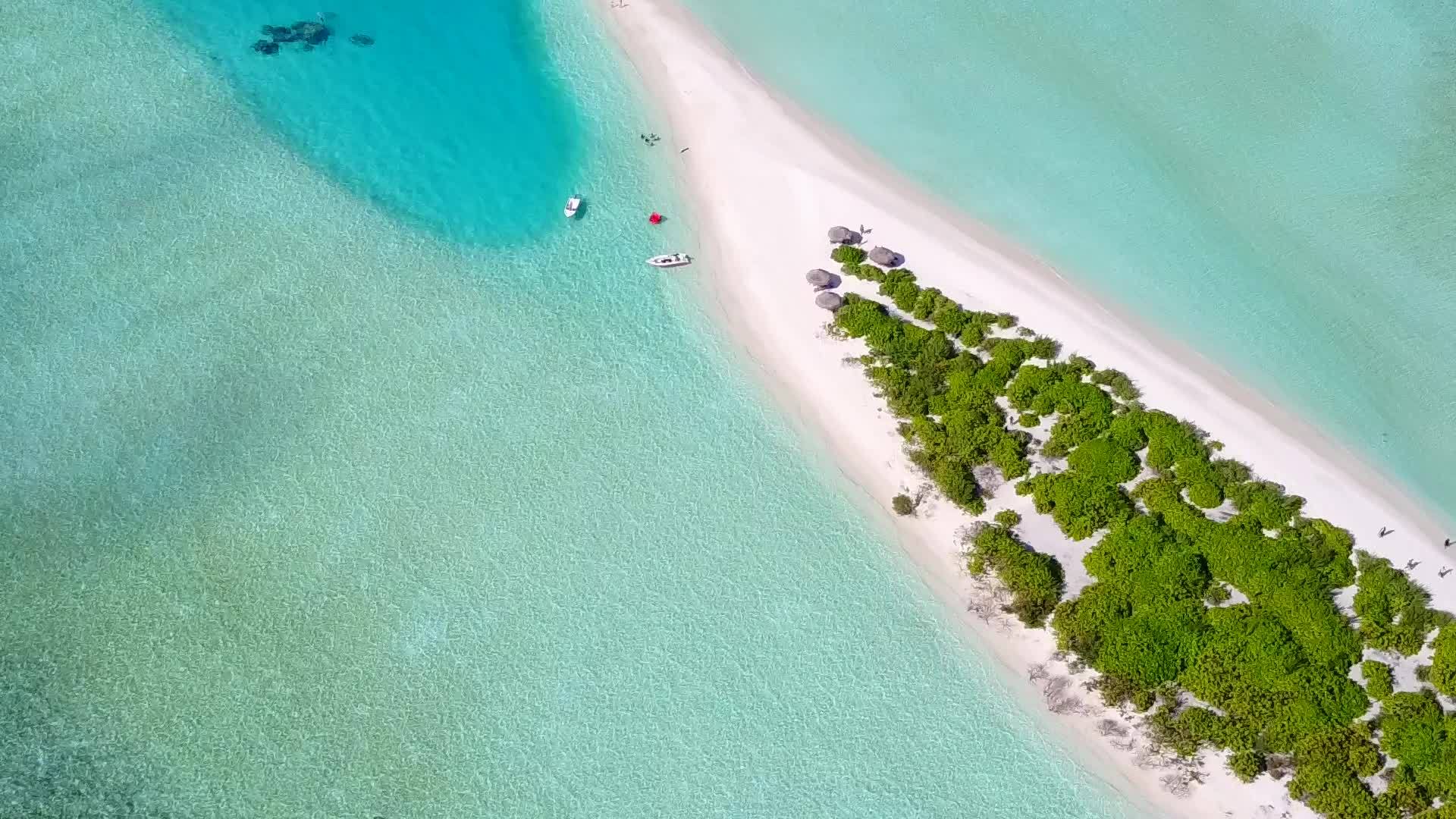 以白色海滩背景下的蓝海为例在空中抽象地抽象无人驾驶飞机视频的预览图