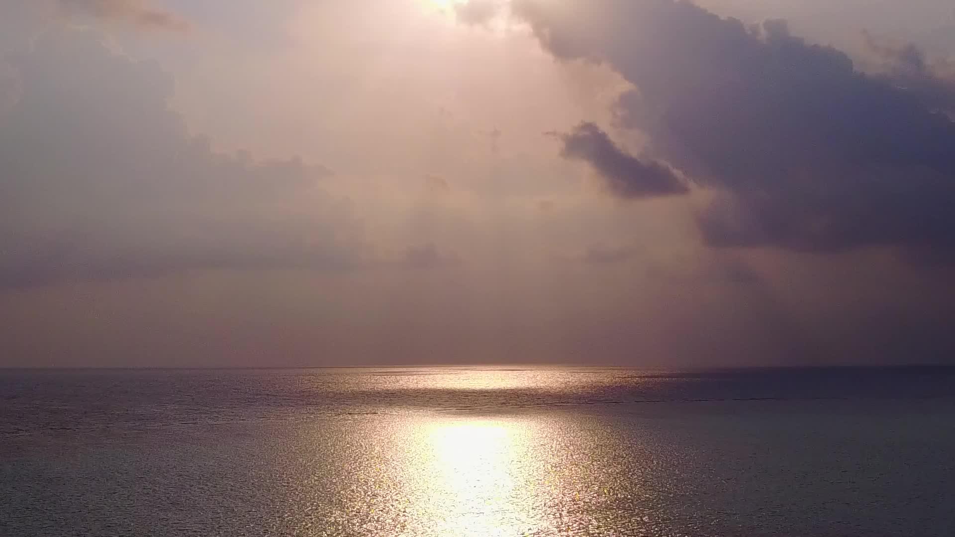 清环礁湖以白色沙土为背景是旅游海滩度假的完美空气视频的预览图