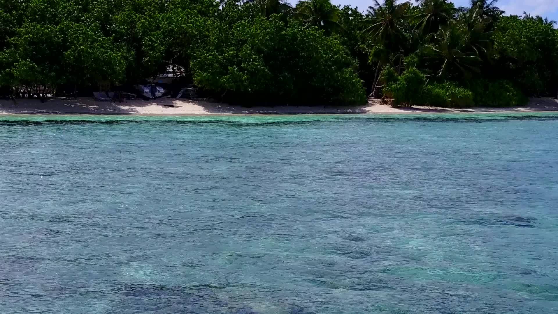 在宁静的岛屿海滩上晰的环礁湖和白色沙滩为背景航行视频的预览图