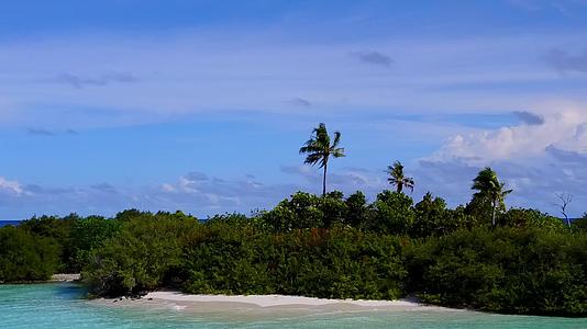 透过蓝环礁白沙背景的蓝色环礁湖赏天堂度假胜地海滩视频的预览图