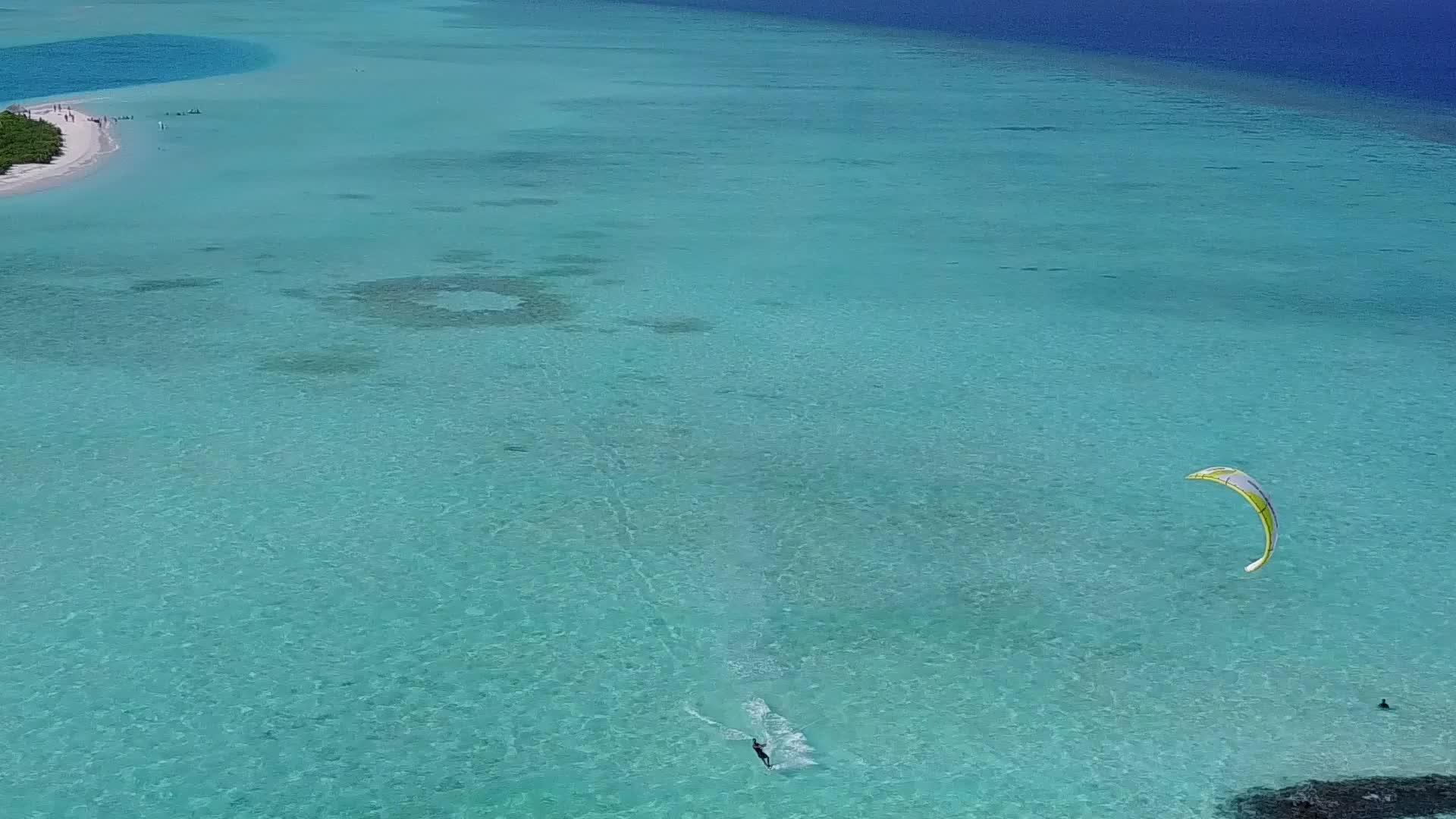 蓝水和白沙背景海滨度假海滩旅游无人驾驶无人驾驶视频的预览图