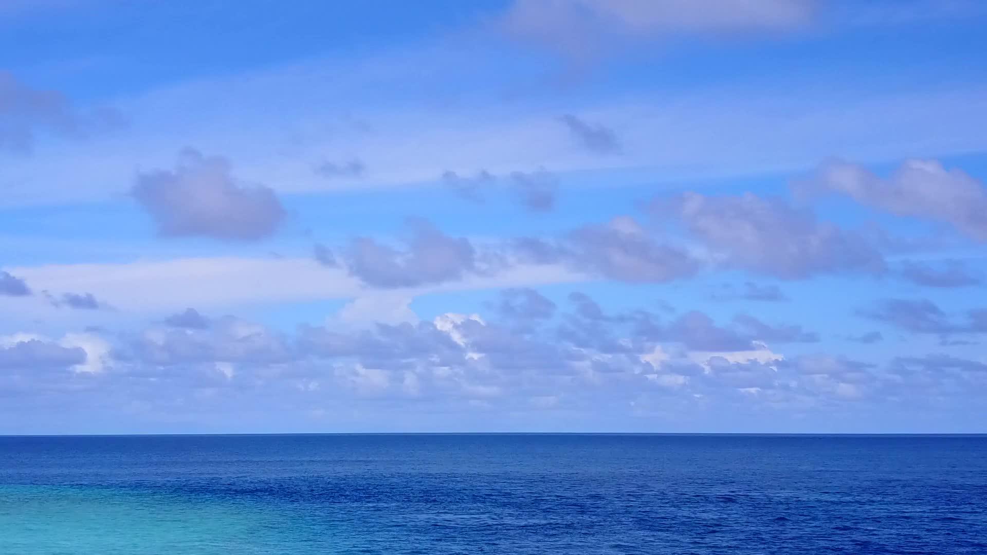 白沙背景蓝绿水完美海景海滩度假无人机天空视频的预览图