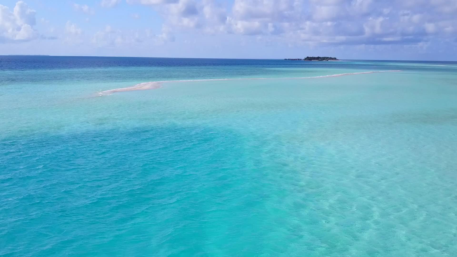 白沙底蓝海豪华环礁湖海滩航天性质视频的预览图