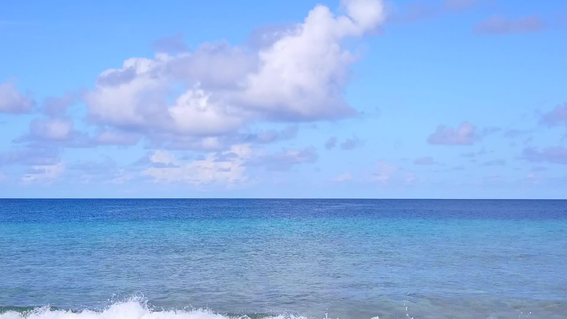 在清海和白色海滩的背景下观察天堂海滩旅行的无人驾驶无人驾驶视频的预览图