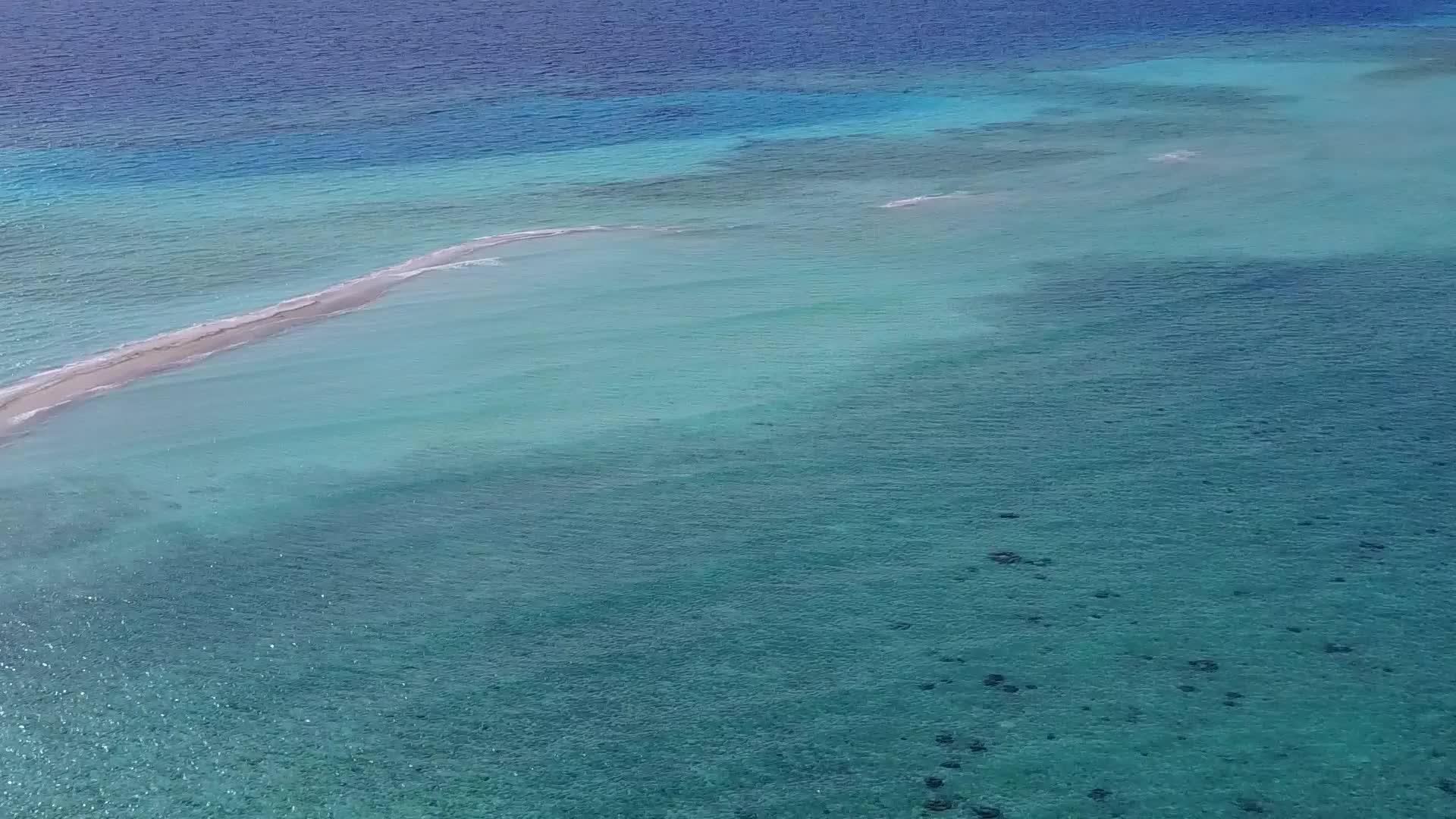 热带海滨海岸旅游由绿海和白沙组成视频的预览图
