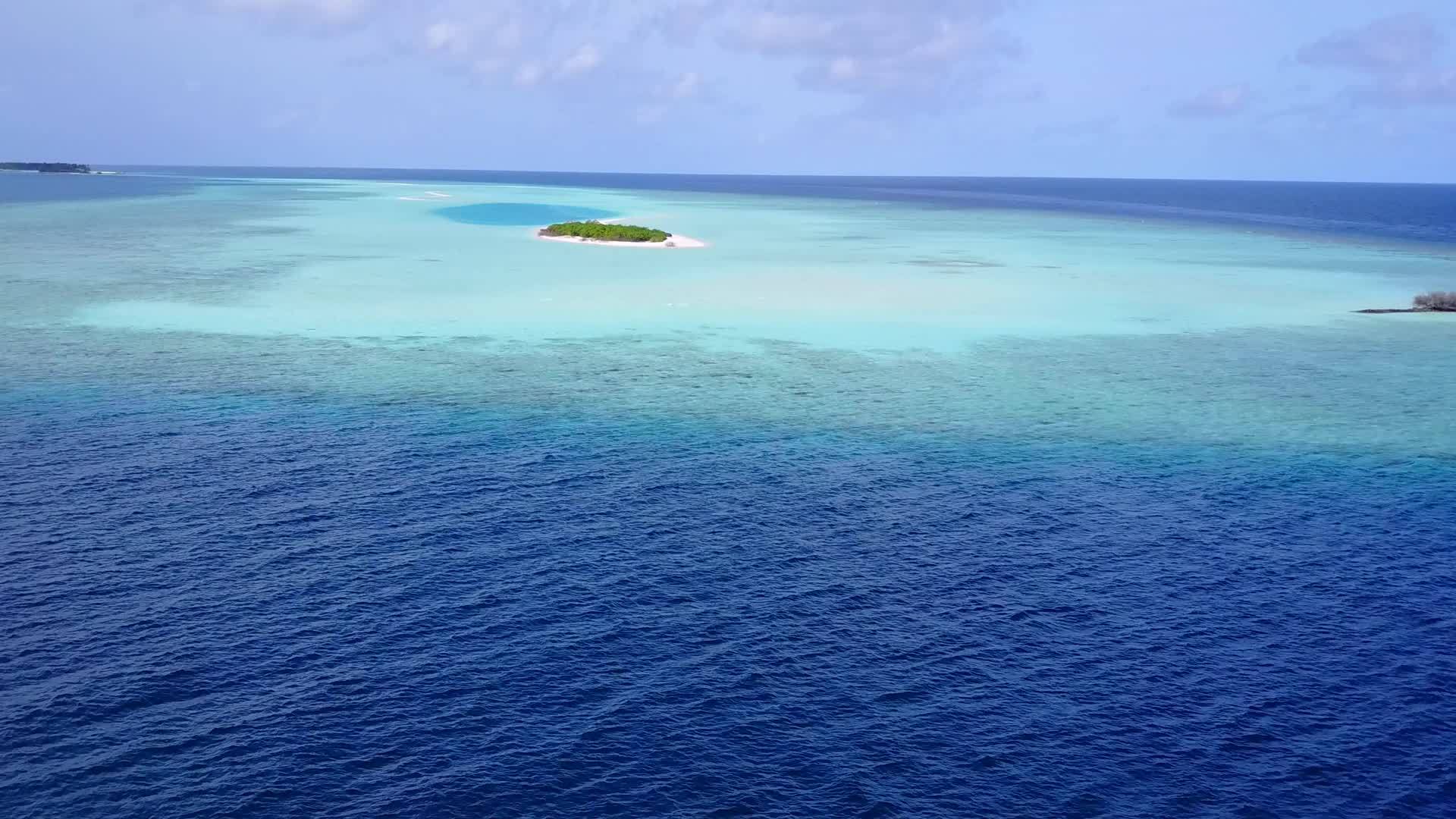 沿着蓝绿海和清沙的蓝绿海航行视频的预览图