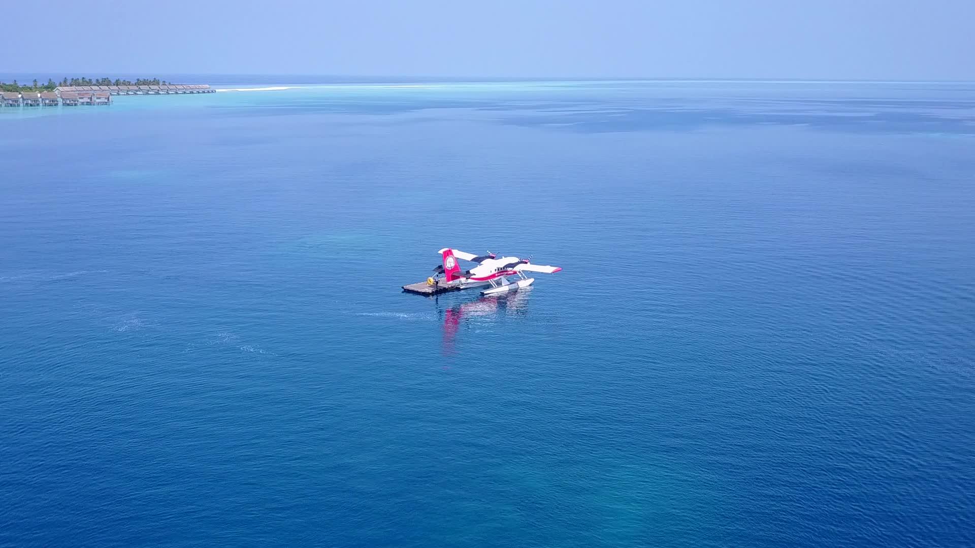 水蓝色海洋和白色海滩背景下的岛屿海滩度假无人机空中视频的预览图