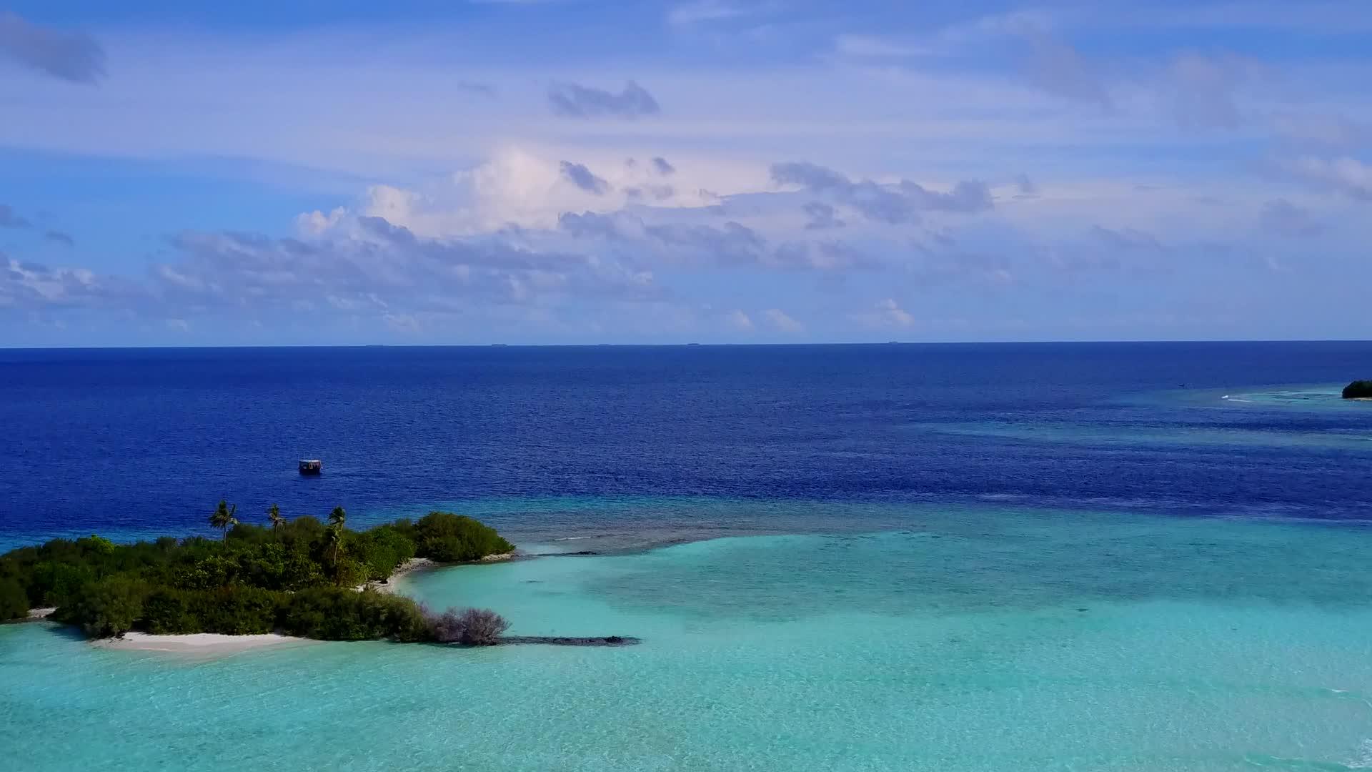 美丽的环礁湖海滩旅游乘坐蓝海和浅沙背景的蓝海和明亮的海洋视频的预览图