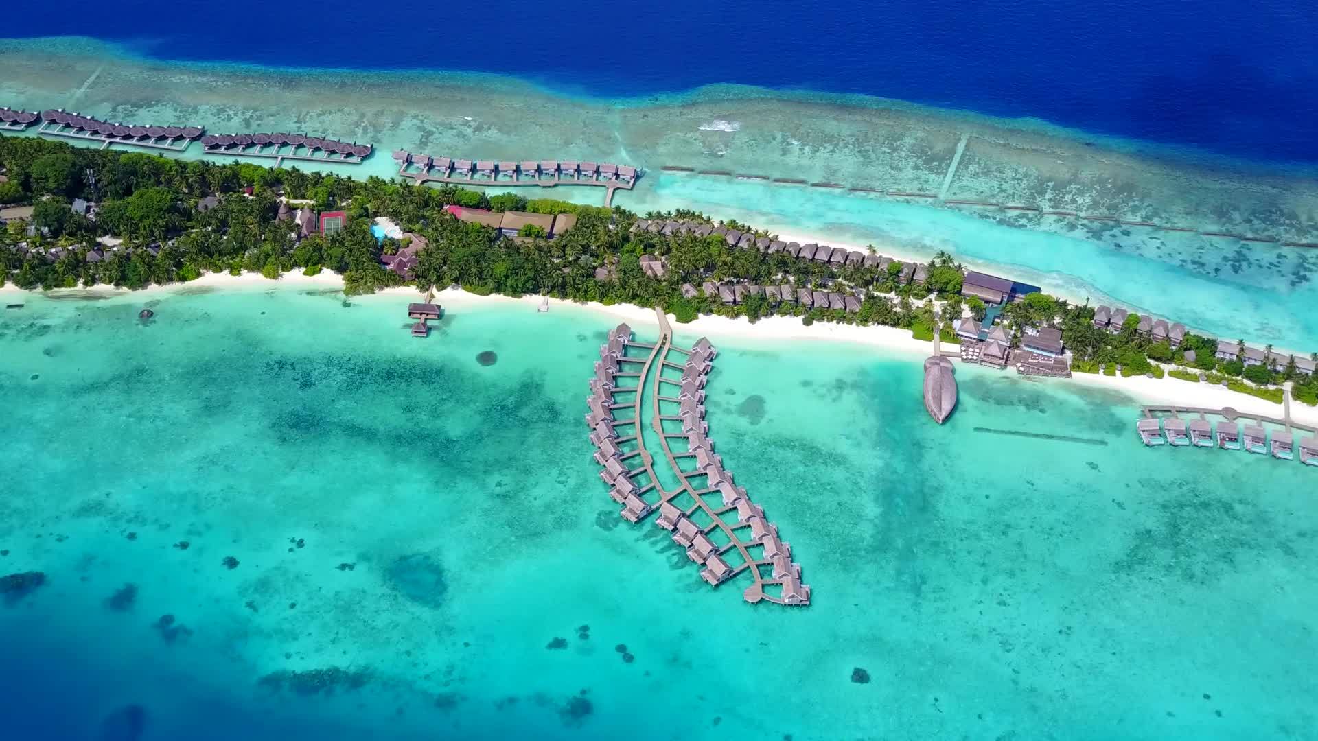 无人驾驶生活方式以蓝水和白沙为背景的海洋环礁海滩视频的预览图