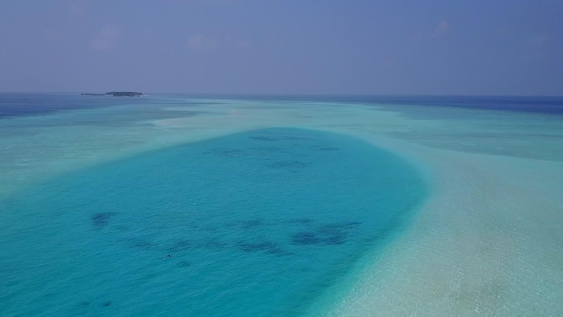 以蓝色海洋和干净的沙地为背景看天堂环礁海滩生活方式的抽象视频的预览图