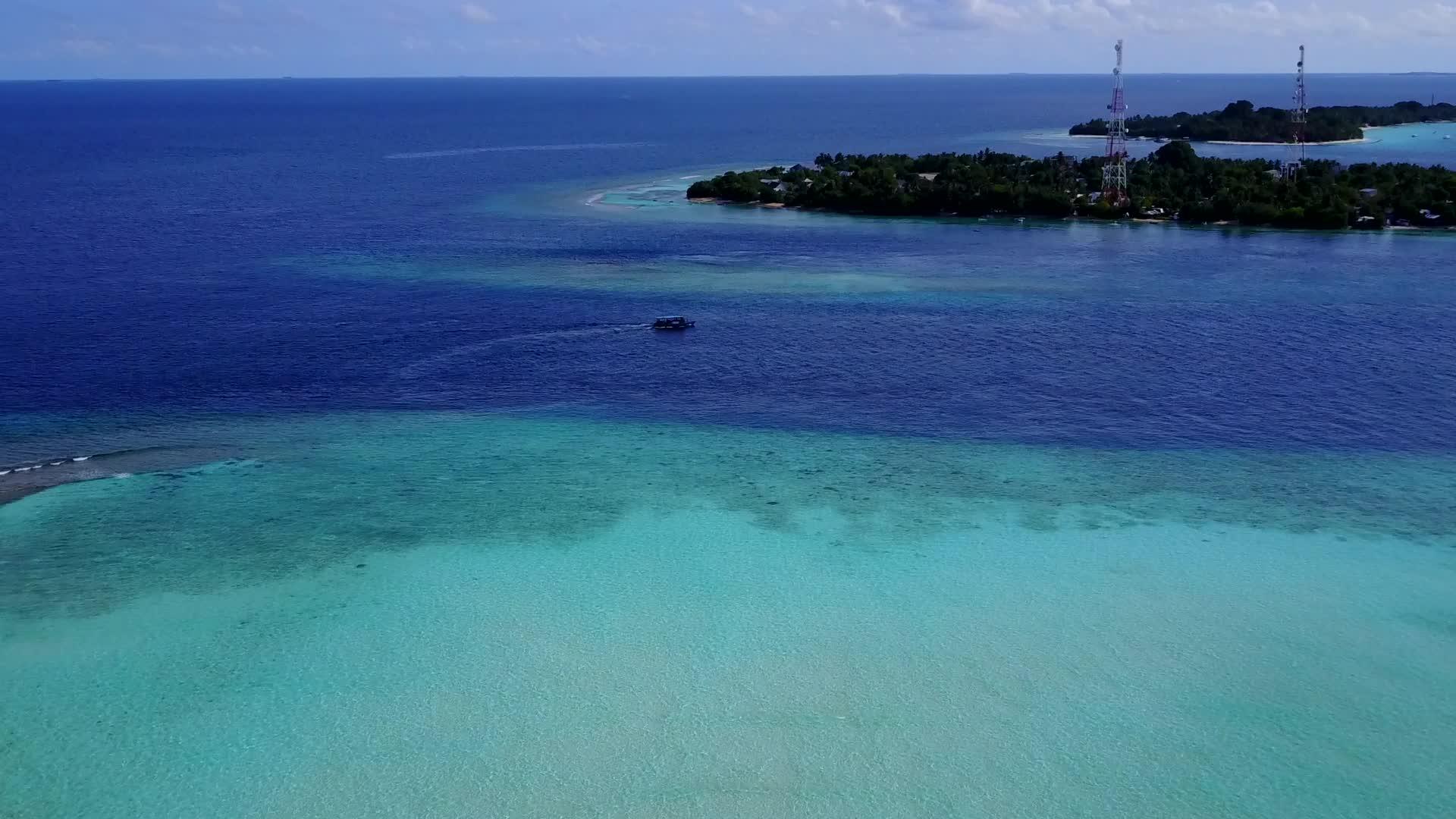 放松岛上海滩度假的无人驾驶背景清晰海洋清晰沙沙作响视频的预览图