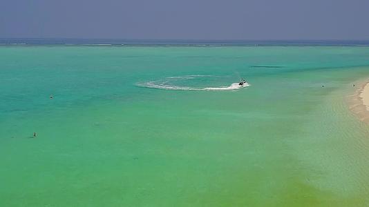 依德利岛海滩节日以白沙为背景的透明海洋为自然海景视频的预览图