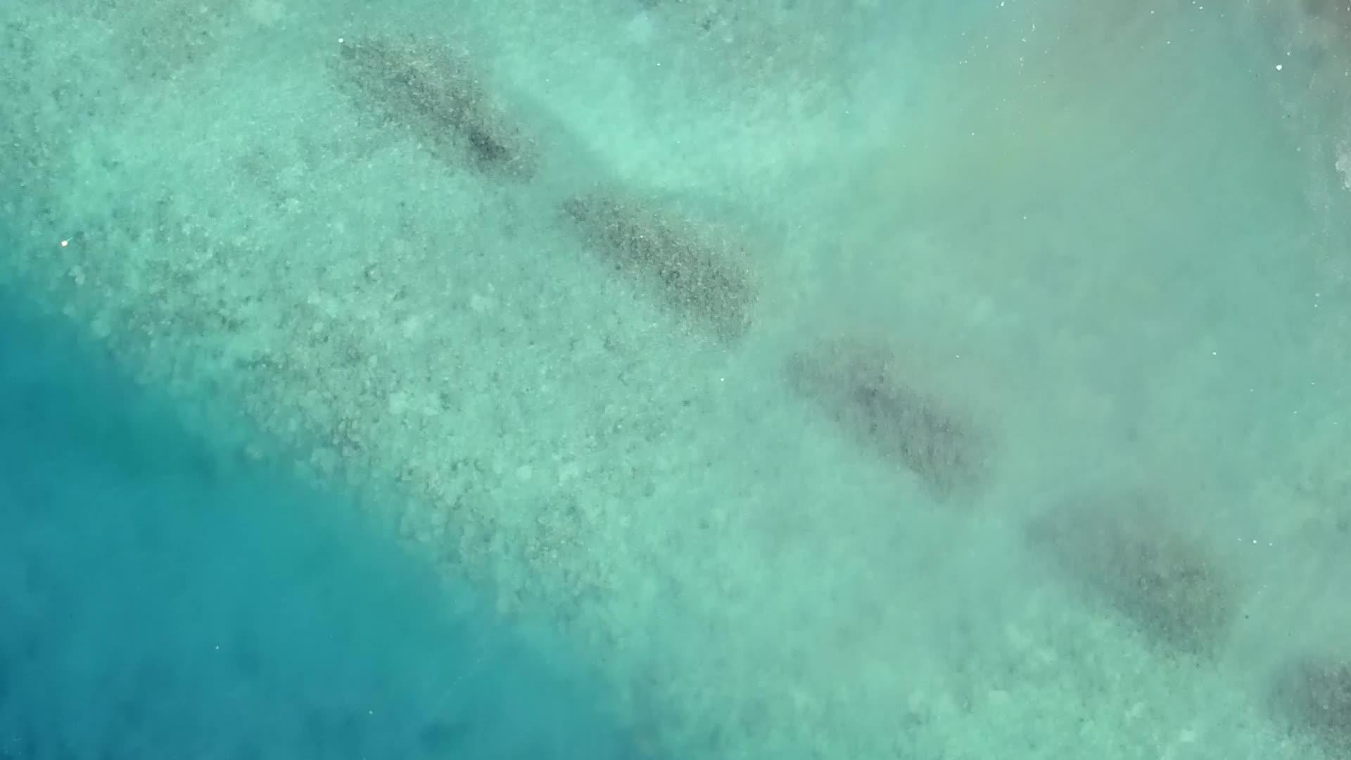 蓝色的海洋和白色的海滩背景美丽的海岸海滩空中无人驾驶视频的预览图