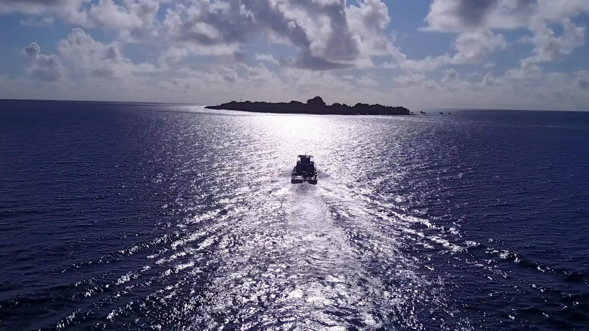 自然无人驾驶以水、蓝水和白沙为背景完美的海岸海滩探险视频的预览图
